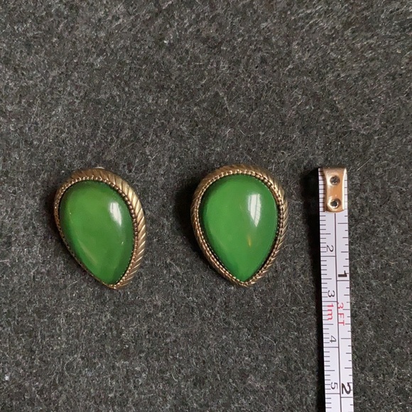 Vintage Green Agate Stud Earrings - Picture 5 of 5